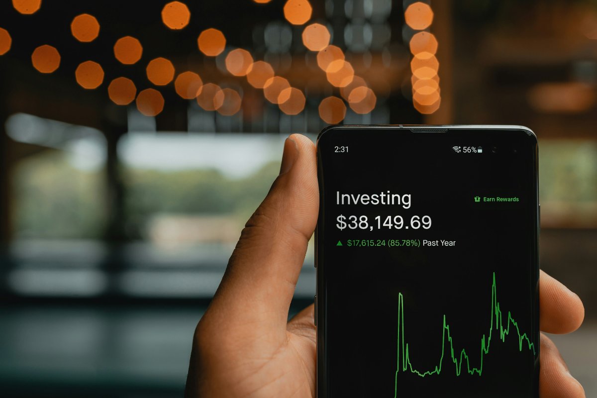 Micro-Investing Apps: Robinhood vs Acorns vs Stash Guide